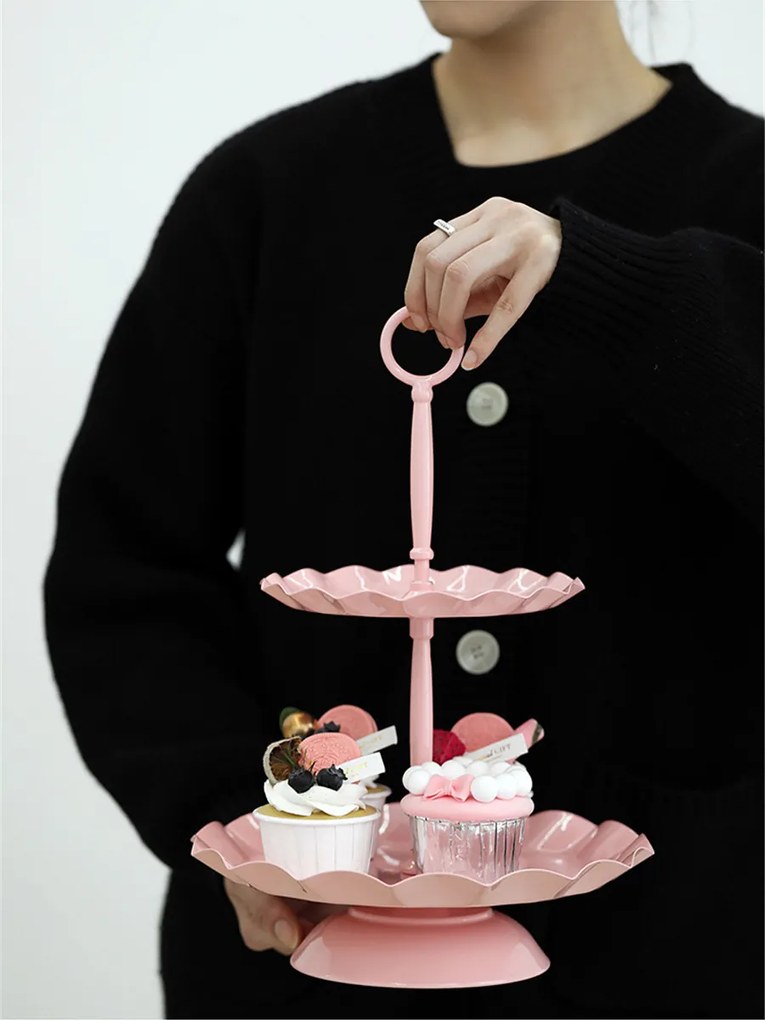 Rózsaszín emeletes torta állvány