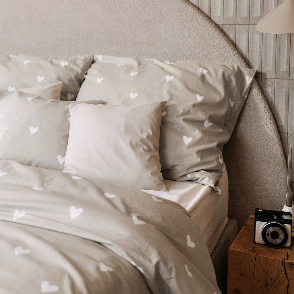 Goldea pamut ágyneműhuzat - szívecskék, latte színű alapon 140 x 220 és 70 x 90 cm