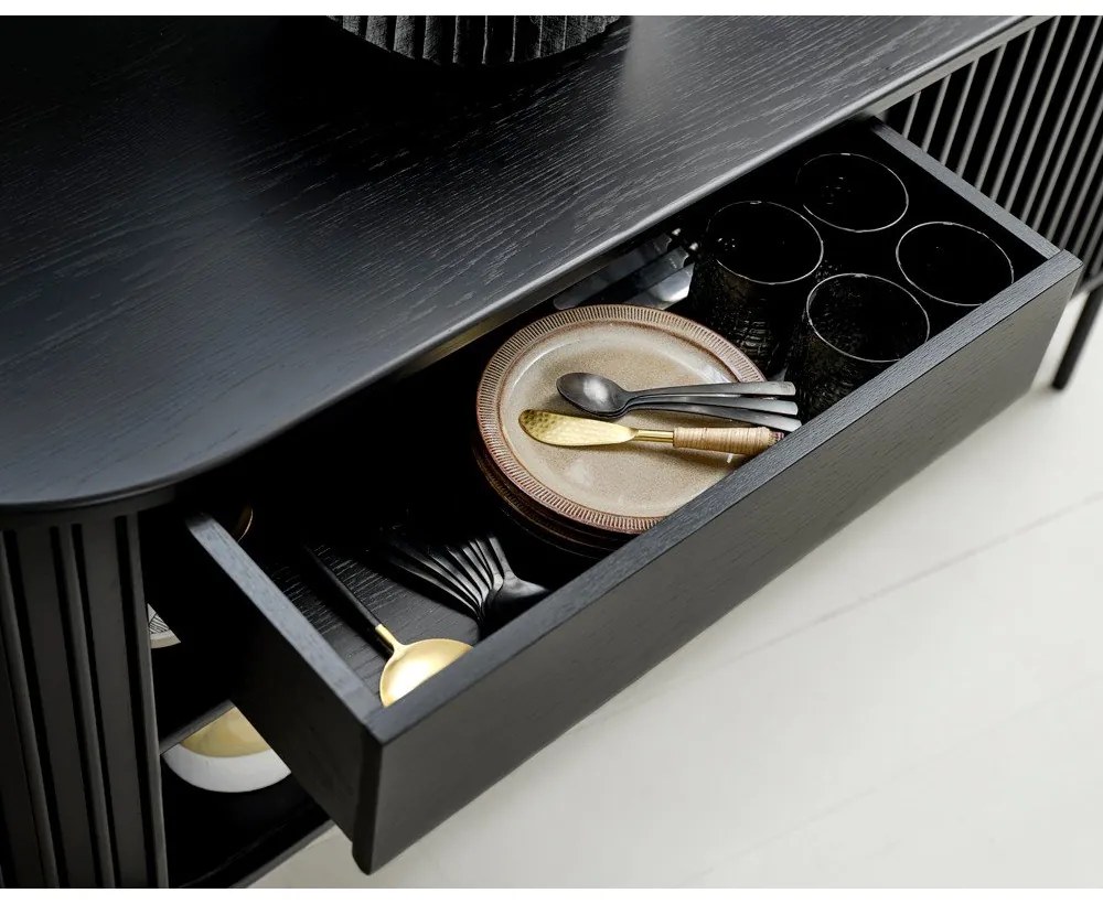 Fekete alacsony komód tolóajtóval, tölgyfa dekorral 73x160 cm Siena – Unique Furniture