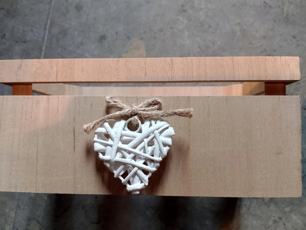 Tojástartó állvány Ez a dekoratív, fából készült tojástartó 6 tojás tárolására alkalmas