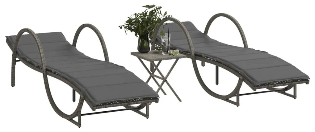 2 db szürke polyrattan napozóágy asztallal