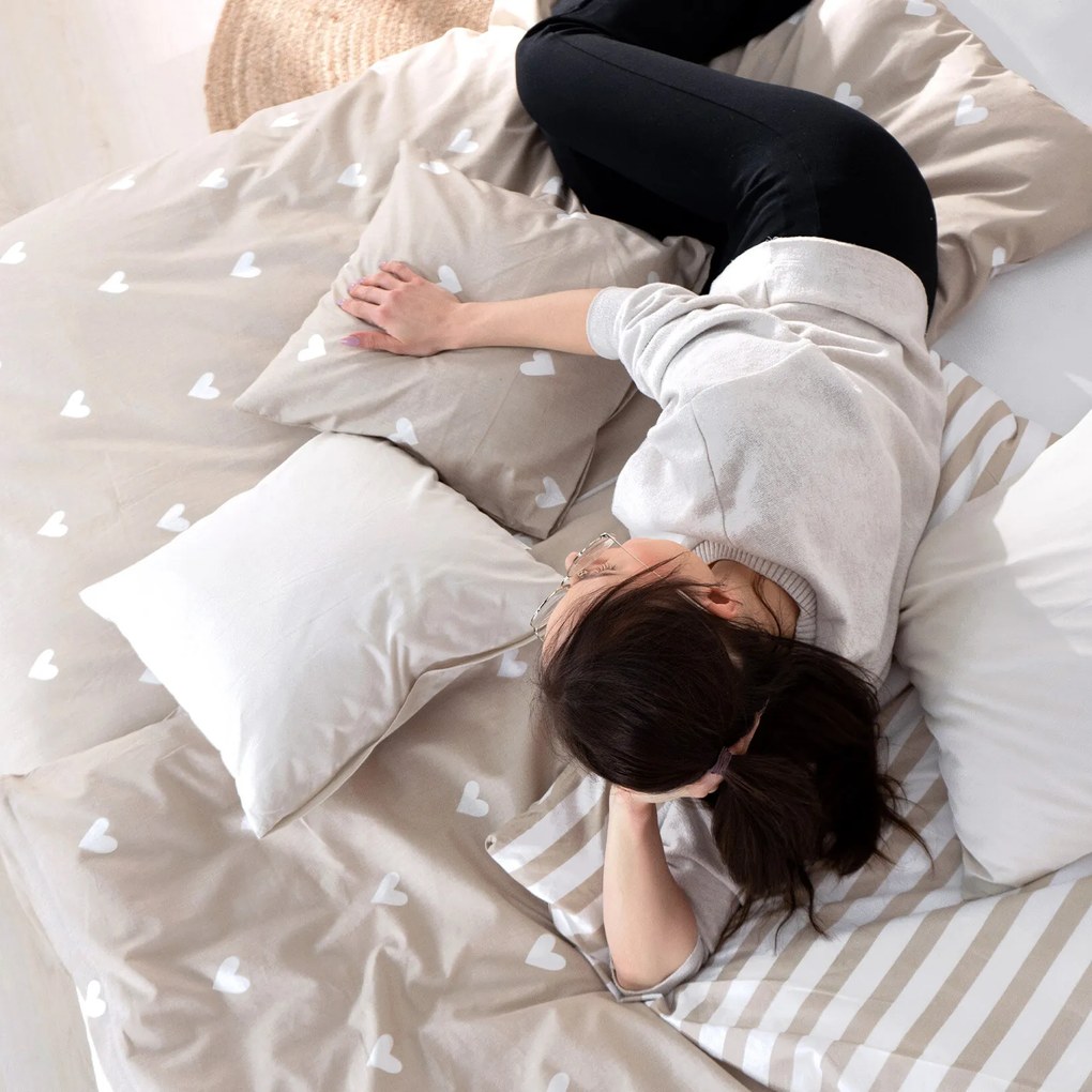 Goldea pamut ágyneműhuzat - szívecskék, latte színű csíkos hátoldal 240 x 220 és 2db 70 x 90 cm