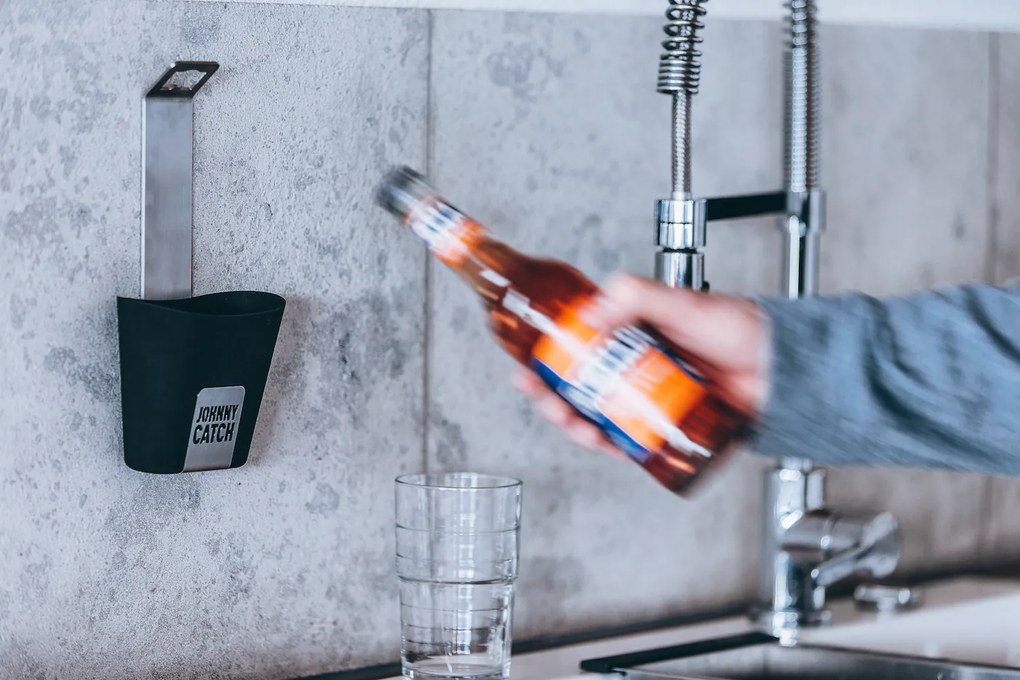 Nástěnný otvírák s kapsou na víčka JOHNNY CATCH CUP - Höfats