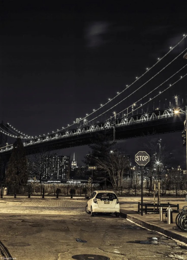 Poszter 20,5x28,4cm Esti kilátás a Manhattan hídra az utcáról, Assaf Frank