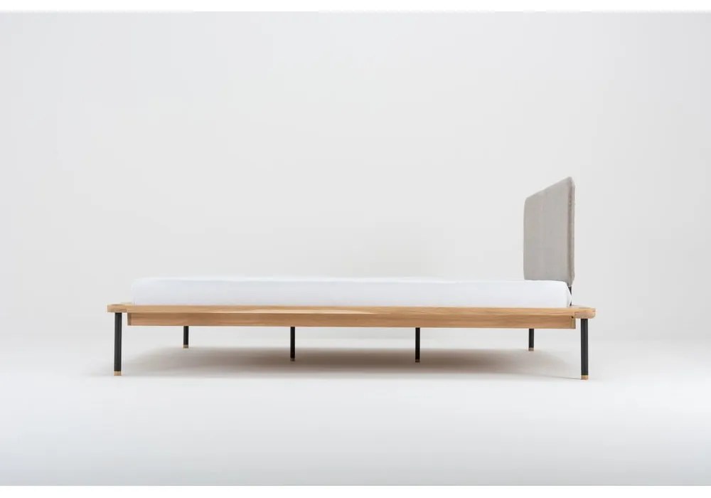 Szürke-natúr színű tölgyfa franciaágy ágyráccsal 180x200 cm Fina – Gazzda