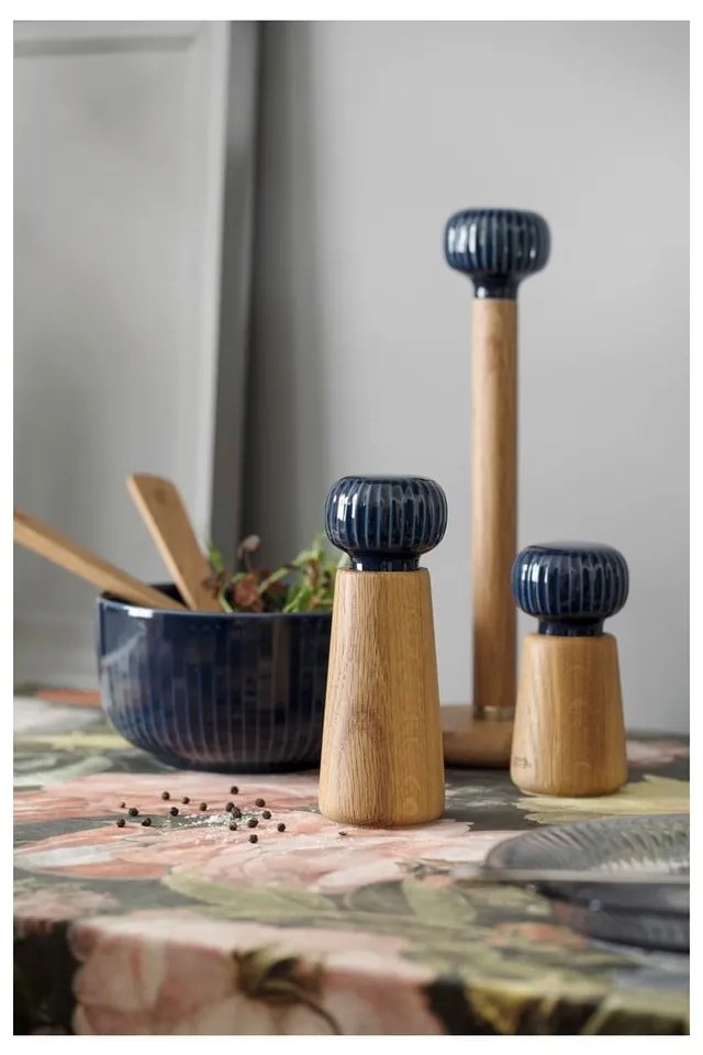 Hammershoi tölgyfa fűszerörlő, sötétkék porcelán részletekkel, magasság 13 cm - Kähler Design