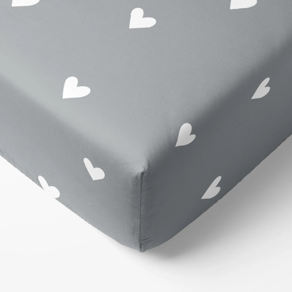 Goldea pamut körgumis lepedő - szívecskék, szürke alapon 140 x 200 cm