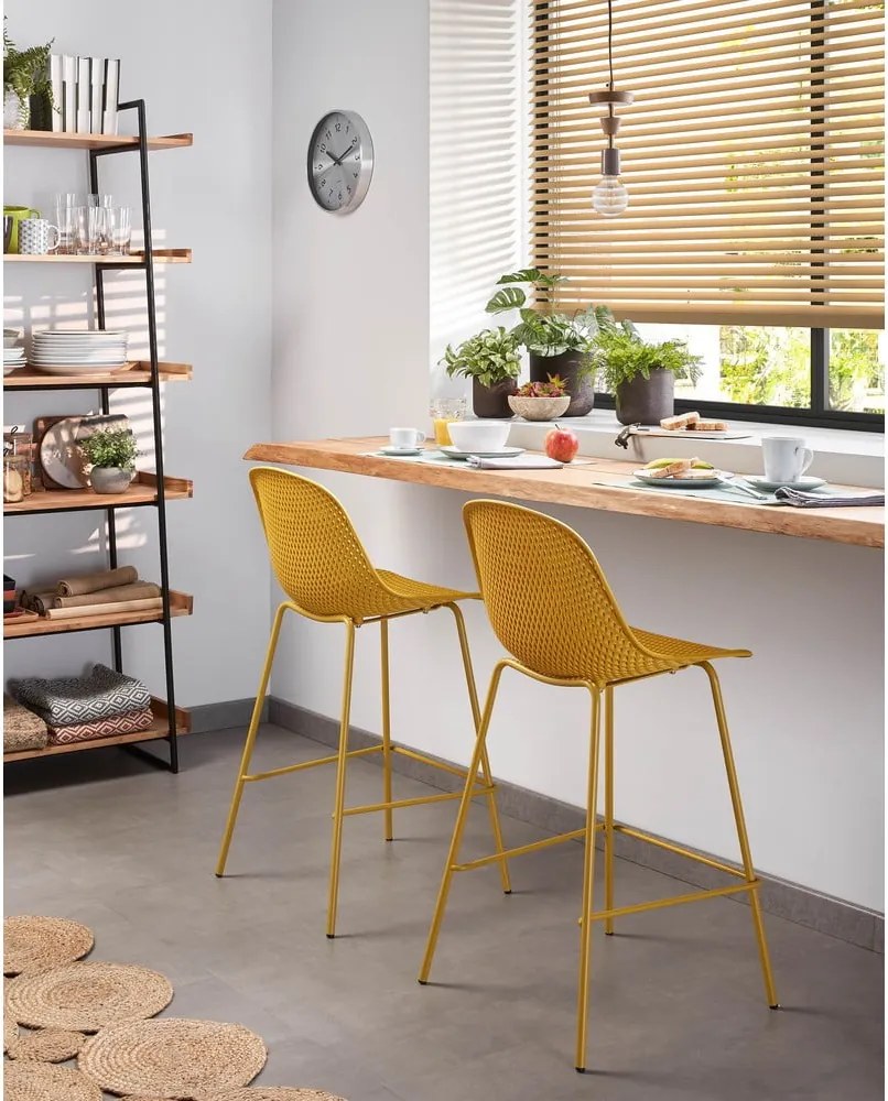 Okkersárga fém-műanyag kerti bárszék Quinby – Kave Home