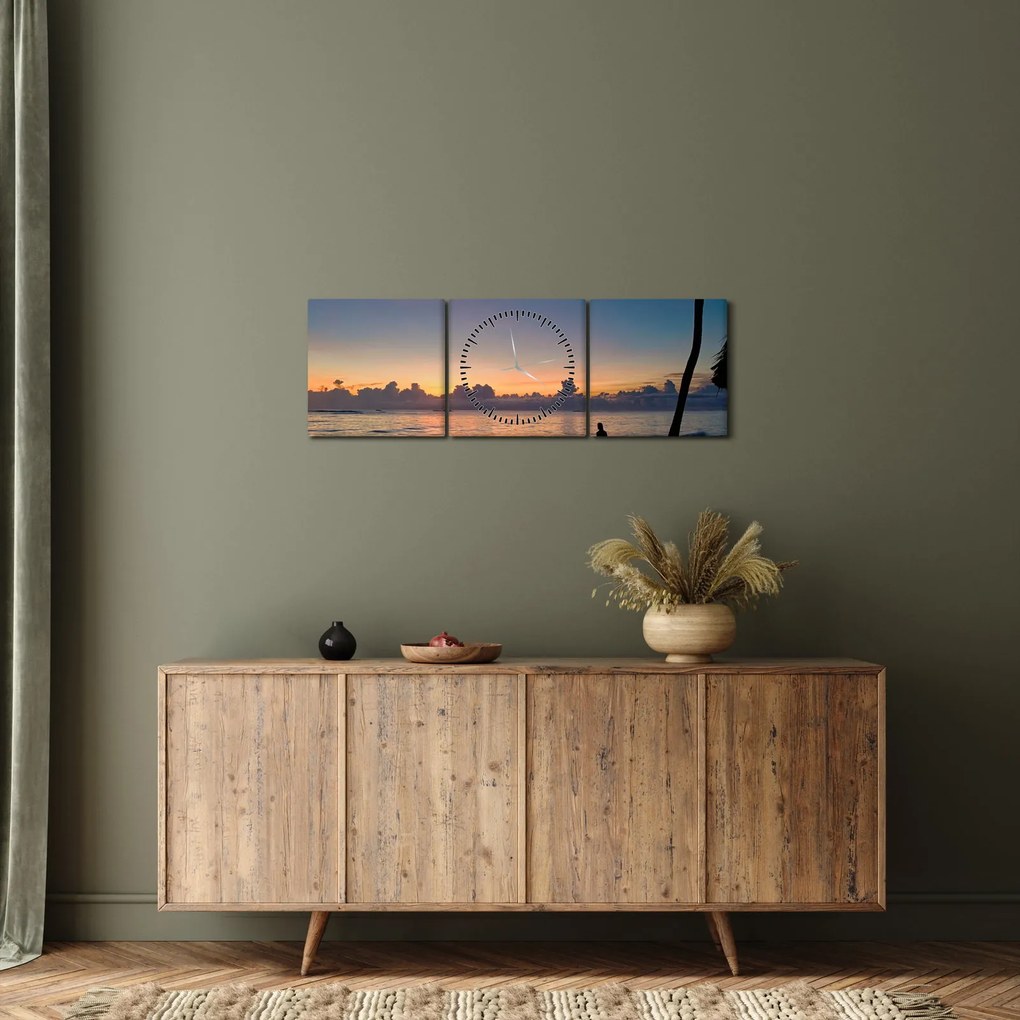 Kép egy nőről a tengerparton (órával) (90x30 cm)