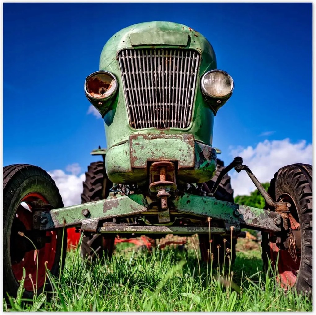 Poszterek 140x140 Régi traktor a tisztáson