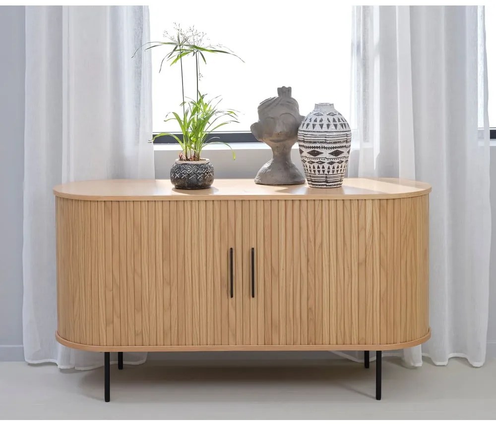 Black Friday - Natúr színű alacsony komód tölgyfa dekorral 140x76 cm Nola – Unique Furniture
