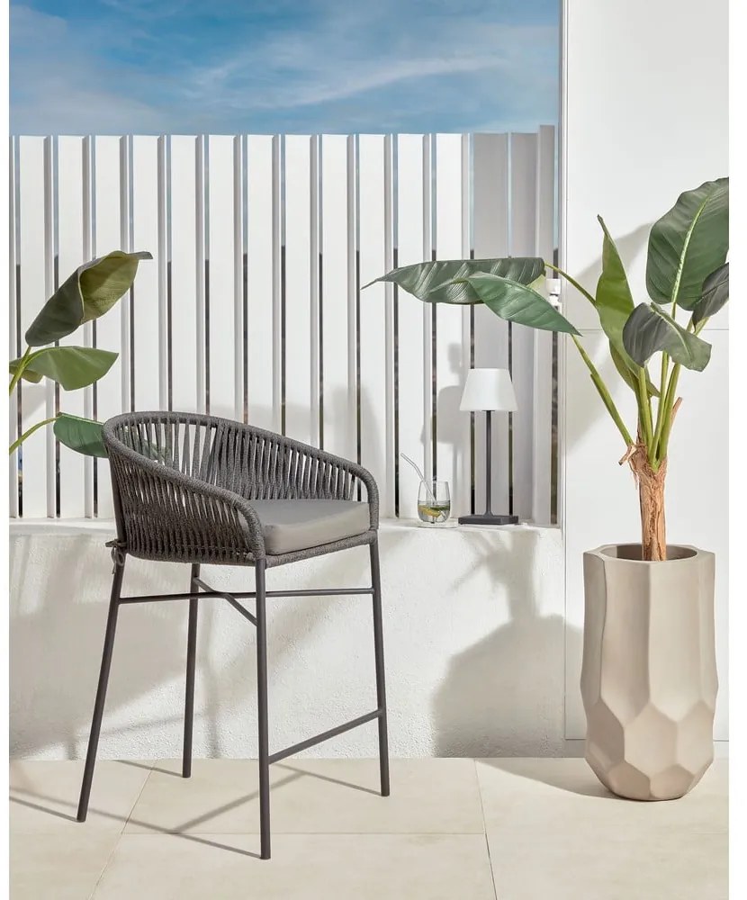 Fekete fém-párnázott kerti bárszék Yanet – Kave Home