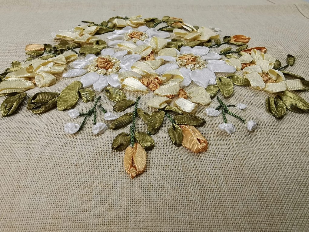 Hímzett terítő Százszorszépek 40x110 cm TiaHome