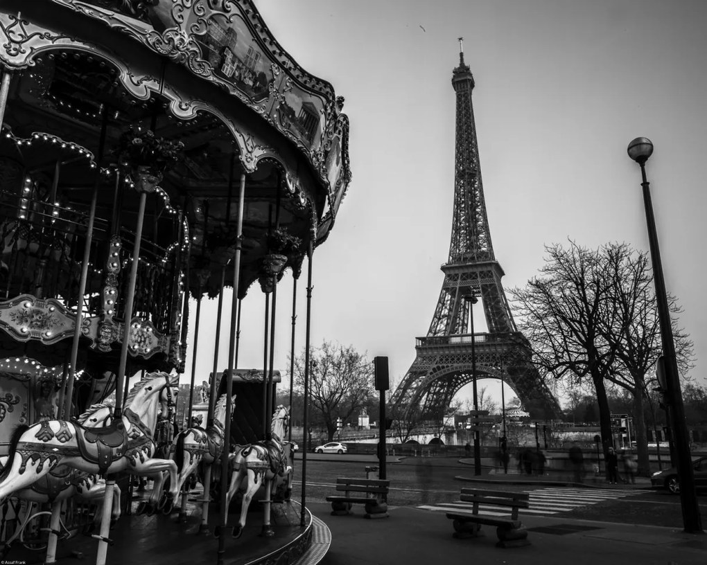 Poszter 50x40cm Körhinta Eiffel-toronnyal a háttérben, Assaf Frank