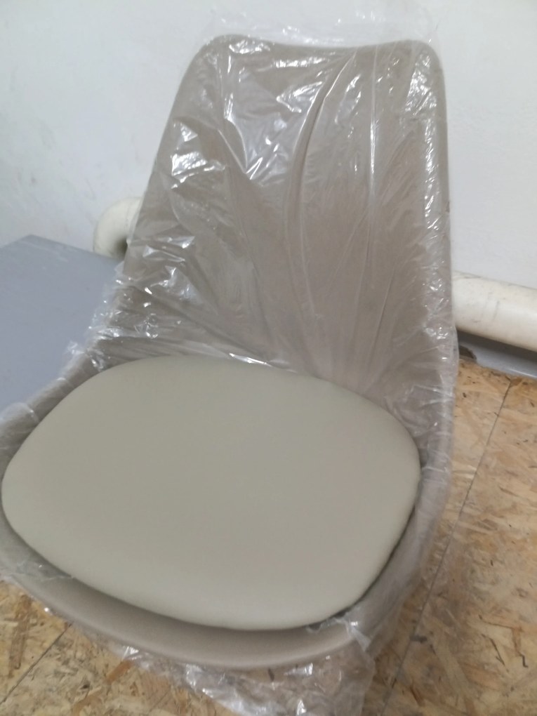 AKCIÓ Bézs BALI MARK szék fekete lábakkal II. osztály