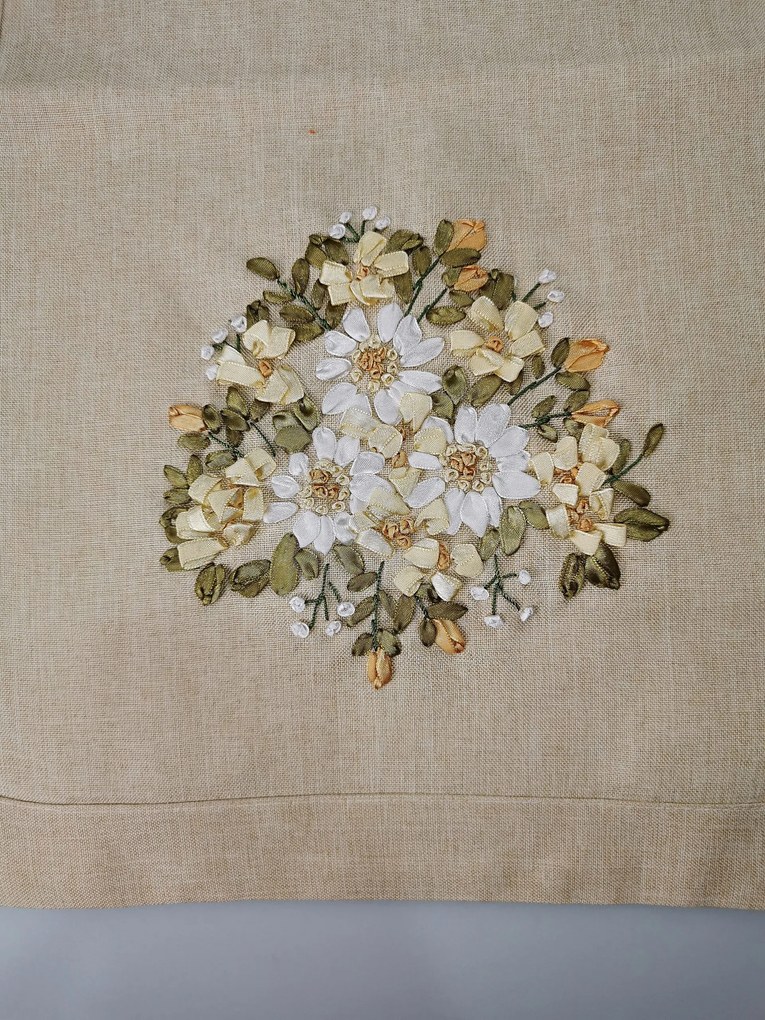 Hímzett terítő Százszorszépek 40x110 cm TiaHome