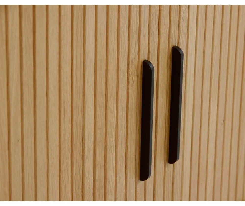 Natúr színű komód tolóajtóval, tölgyfa dekorral 120x76x45 cm Nola – Unique Furniture