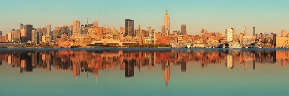 Kép  bájos New York-i tükröződés a vízben