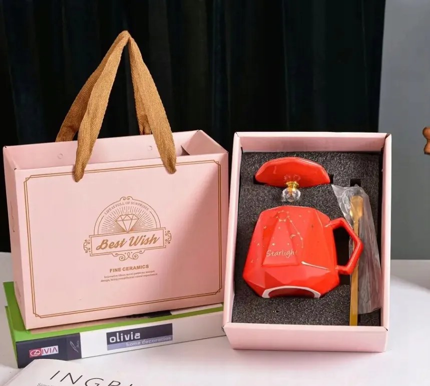 Elegáns Bögre Fedővel És Arany Kanállal Ajándék Karácsony Nőnap