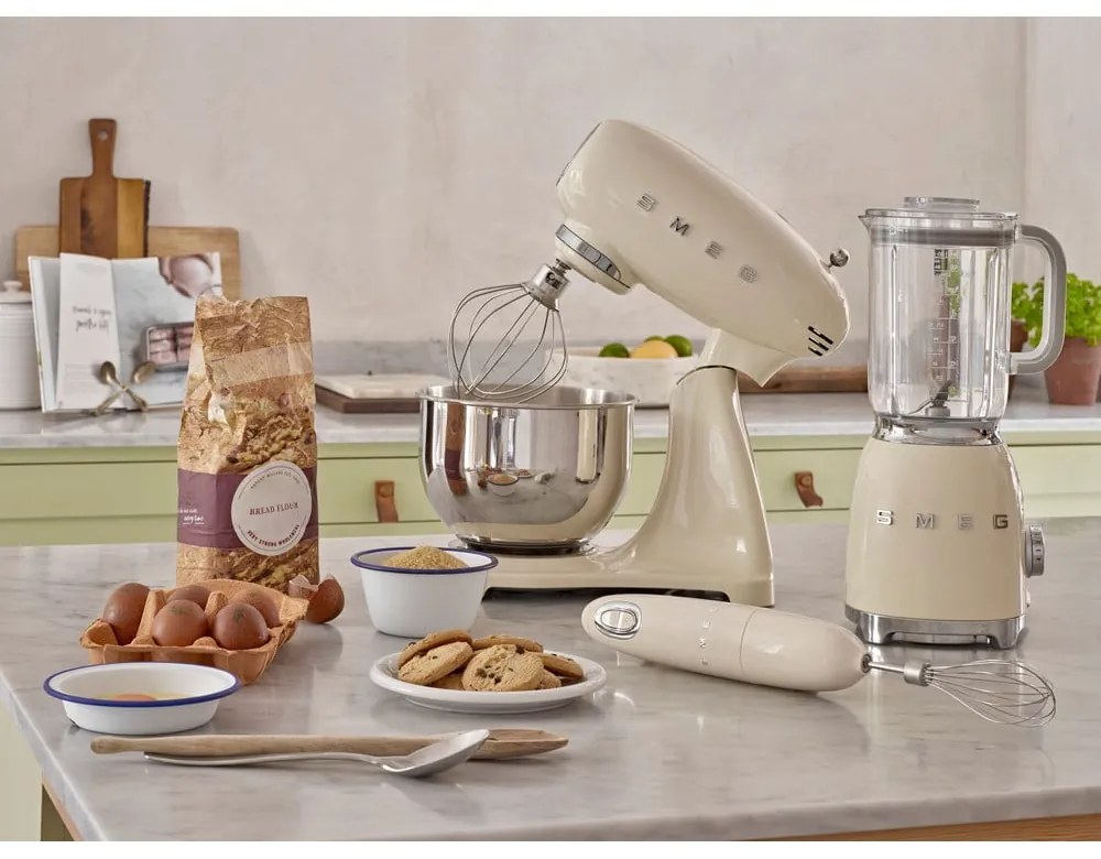 Krémszínű konyhai robotgép Retro Style – SMEG