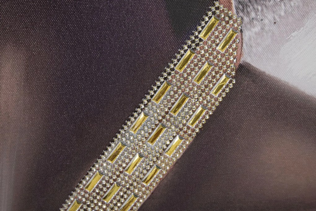 Modern Portré Falikép Virágos Fejpánttal – Vászonkép 100×100 cm