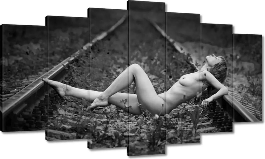 Képek 140x80 Meztelen nő a síneken