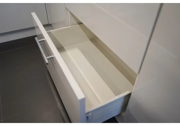 CELESTE 240 cm-es fényes fehér konyhabútor