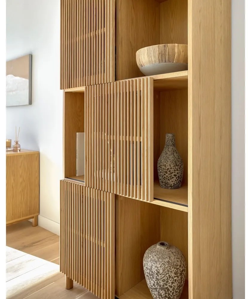 Natúr színű könyvespolc tolóajtóval, tölgyfa dekorral 85x170 cm Beyla – Kave Home