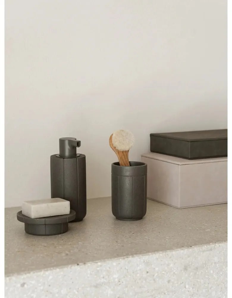 Szürke poligyanta szappanadagoló 300 ml Kua – Blomus