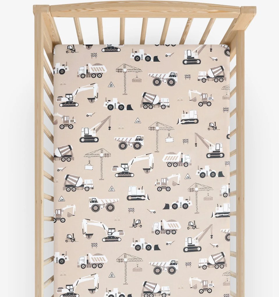 Goldea gyerek körgumis pamut lepedő kiságyba - teherautók és markolók bézs alapon 70 x 140 cm