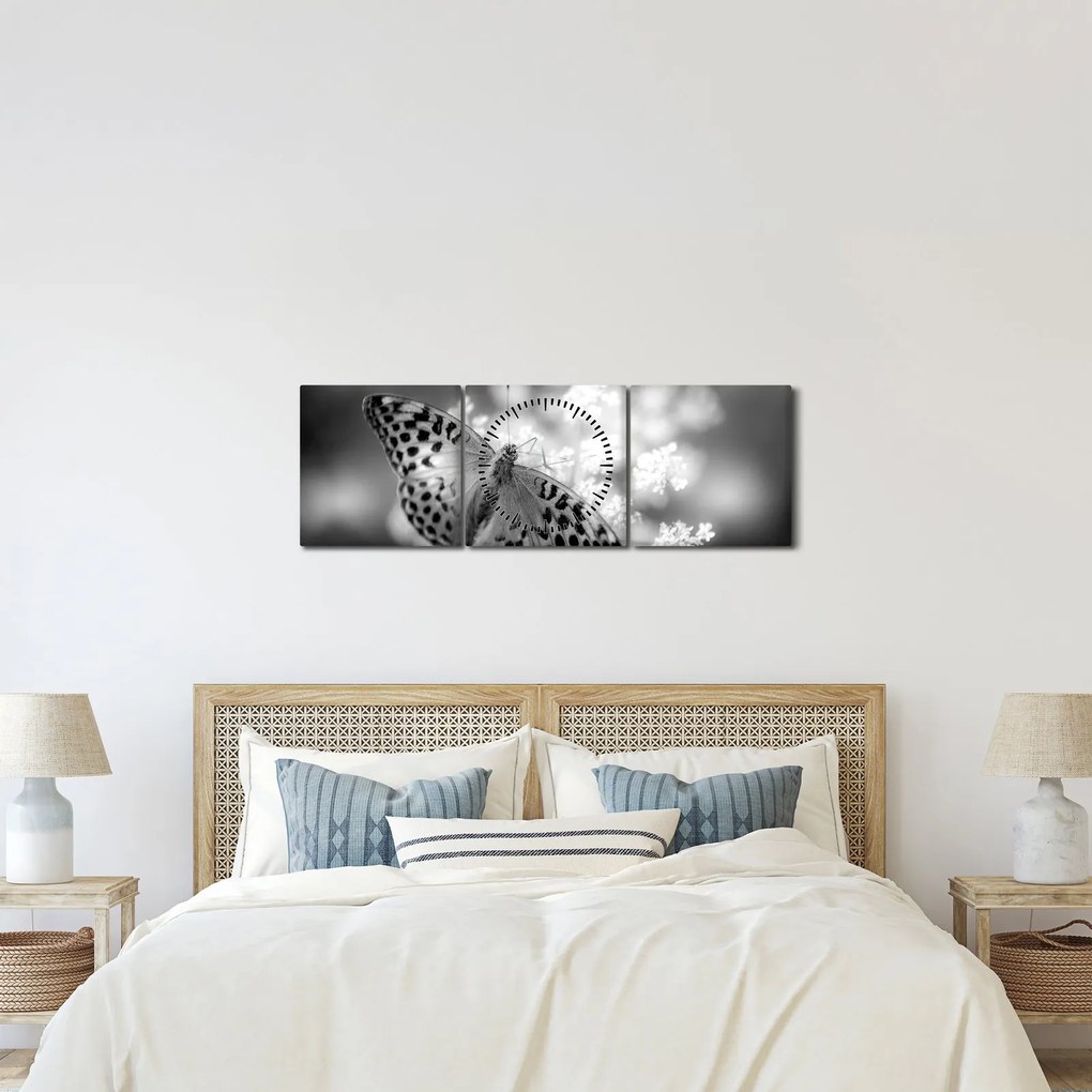 Kép - Részlet egy virágot beporzó pillangóról (órával) (90x30 cm)