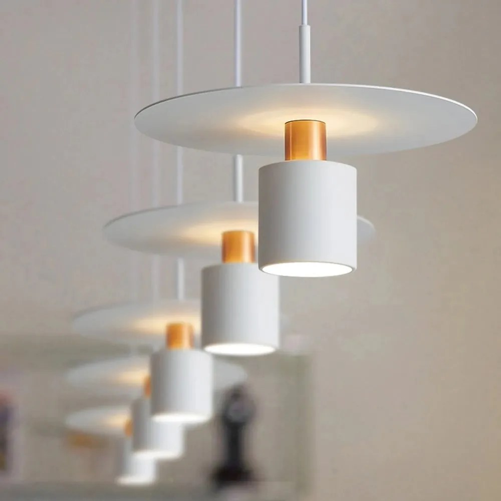 Elegáns lámpa modern designnal fekete