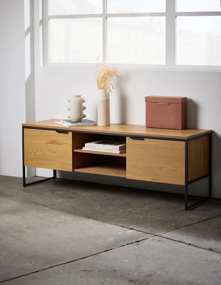 Natúr színű TV-állvány tölgyfa dekorral 155x55x45 cm Cesura – Unique Furniture