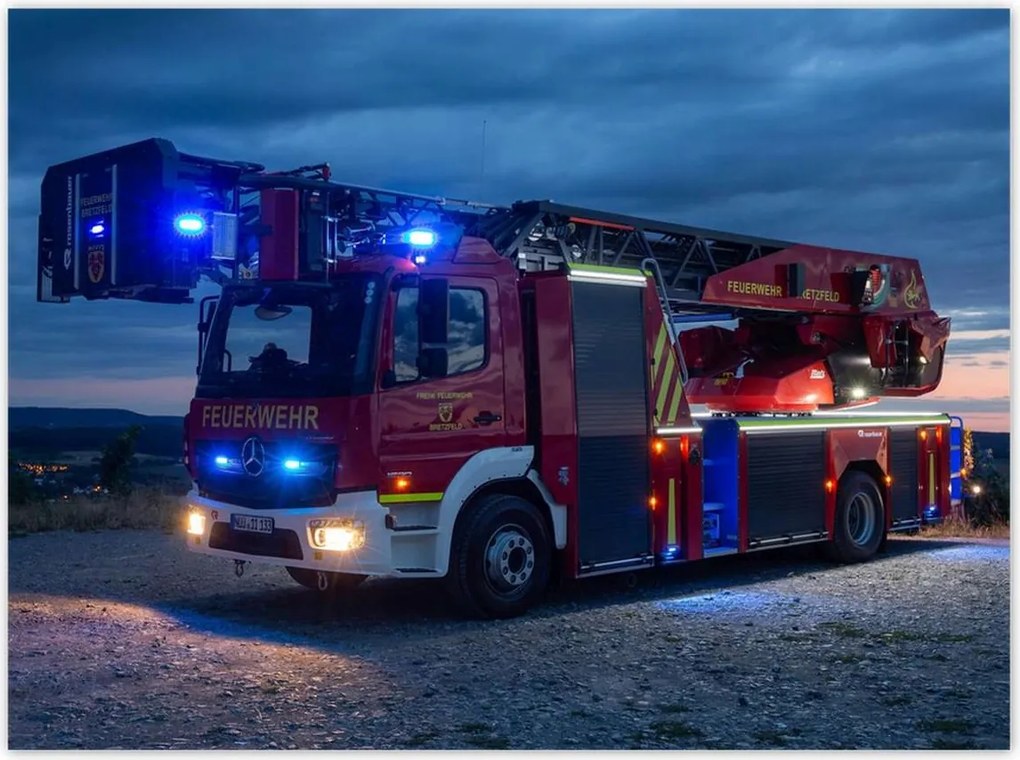 Poszterek 135x100 Tűzoltóautó a jelzésen