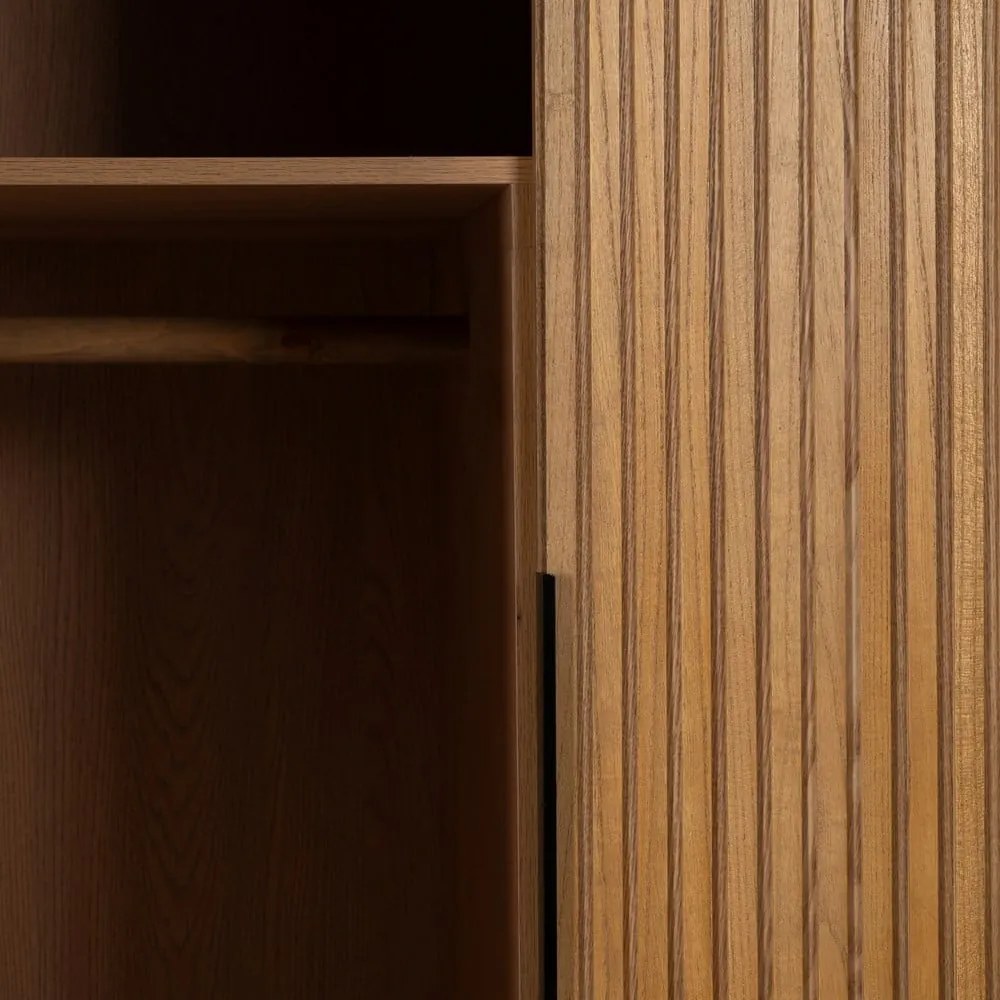 Natúr színű ruhásszekrény kőrisfa dekorral 104x203 cm – Ixia