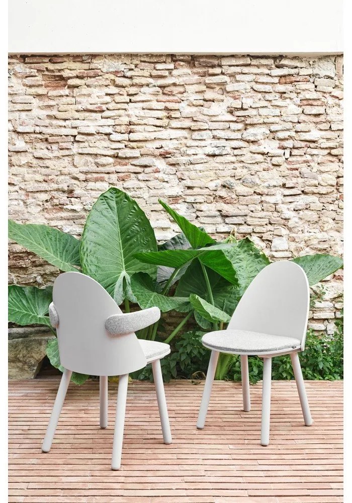 Uma szürke karfás szék - Teulat