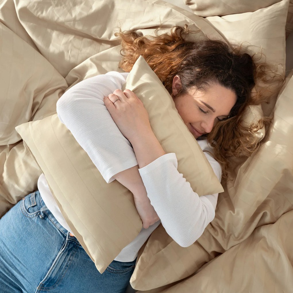 Goldea damaszt ágyneműhuzat - arany csíkos 150 x 200 és 50 x 60 cm