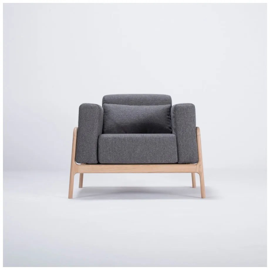 Fawn tölgyfa fotel sötétszürke szövet ülőrésszel - Gazzda