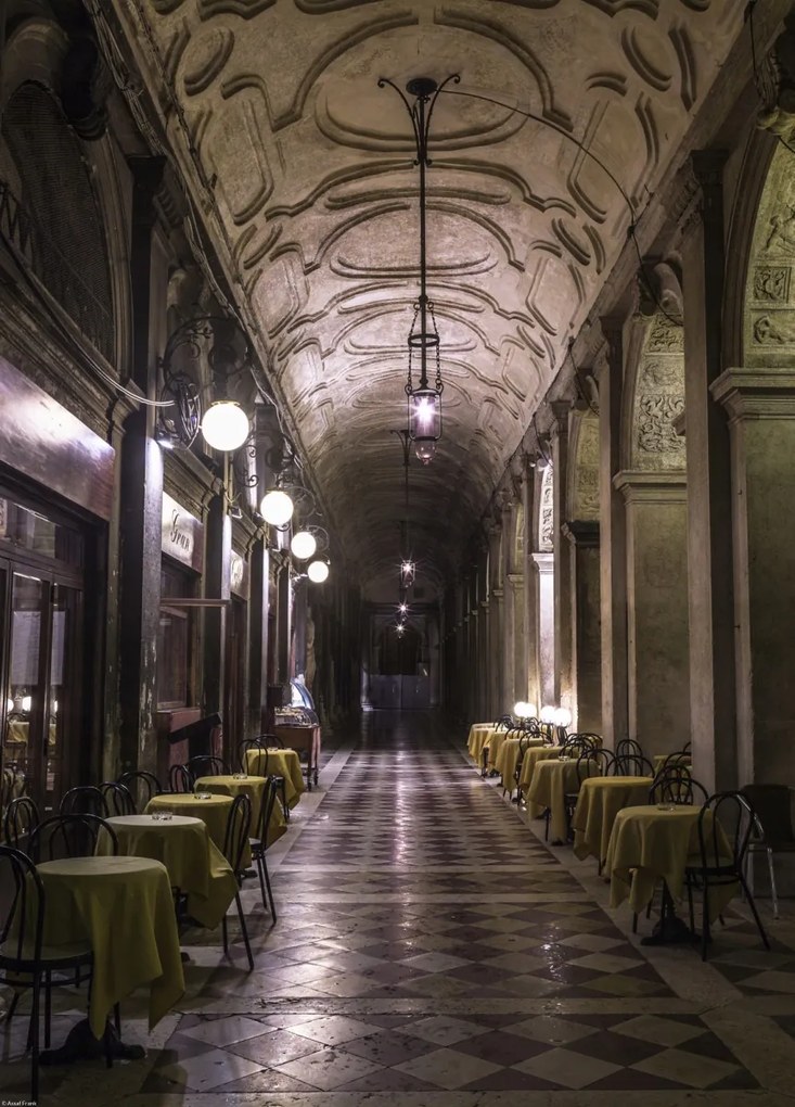 Poszter 39,5x55cm San Marco folyosó táblákkal és székekkel, Assaf Frank