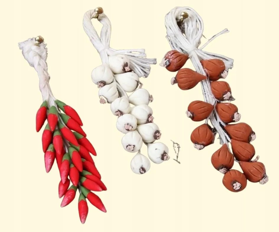 3 különböző zsinór zöldségekkel felakasztható, karácsonyi betlehem díszítéséhez.