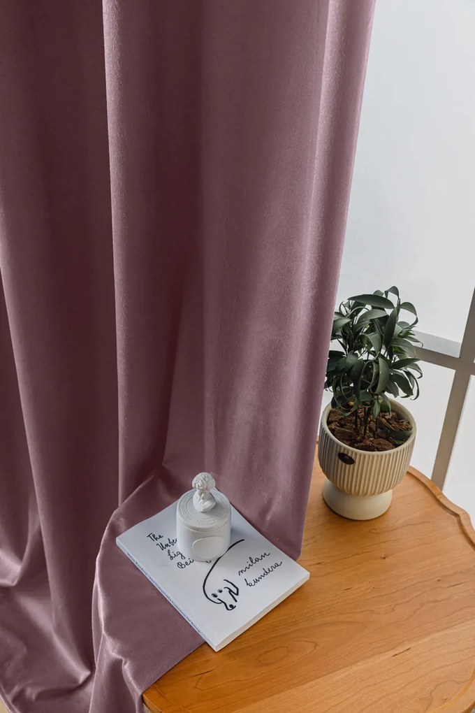 Világos lila VELVET sötétítő függöny 140x250 cm Felfüggesztés: Hullámos sínszalag