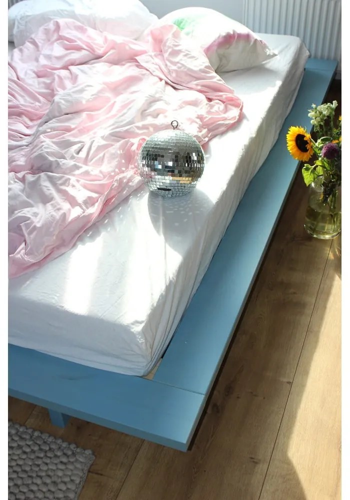 Világoskék borovi fenyő franciaágy ágyráccsal 180x200 cm Japan – Karup Design