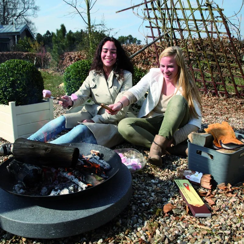 Öntöttvas tűzrakó tál kör alakú terrazzo gránit lapon, 59 cm átmérőjű