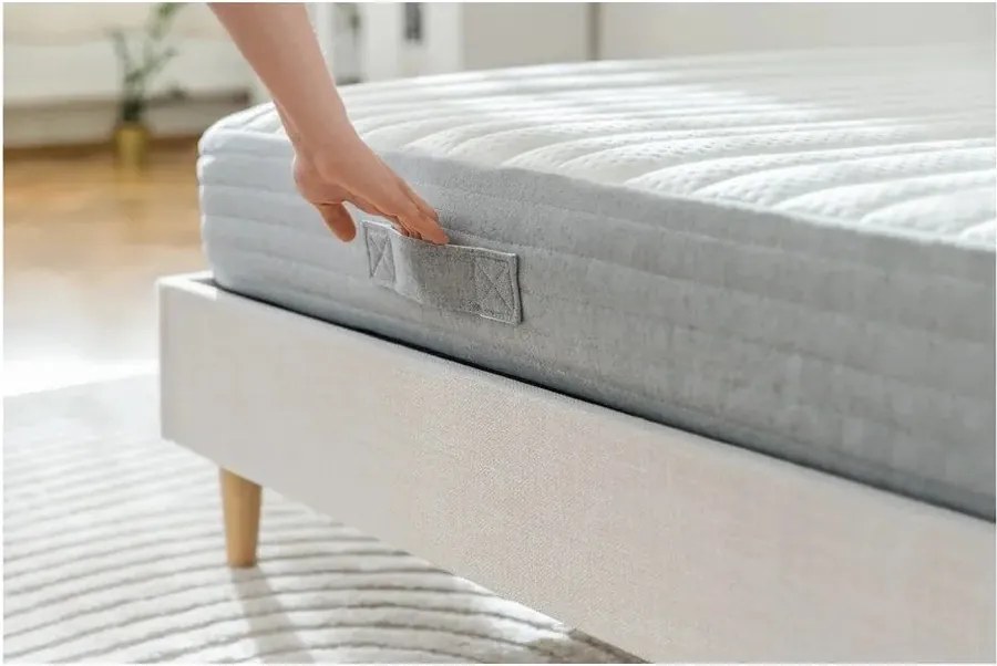 Közepes keménységű antiallergén-hőszabályozó hab matrac 150x200 cm Yoko – Kave Home