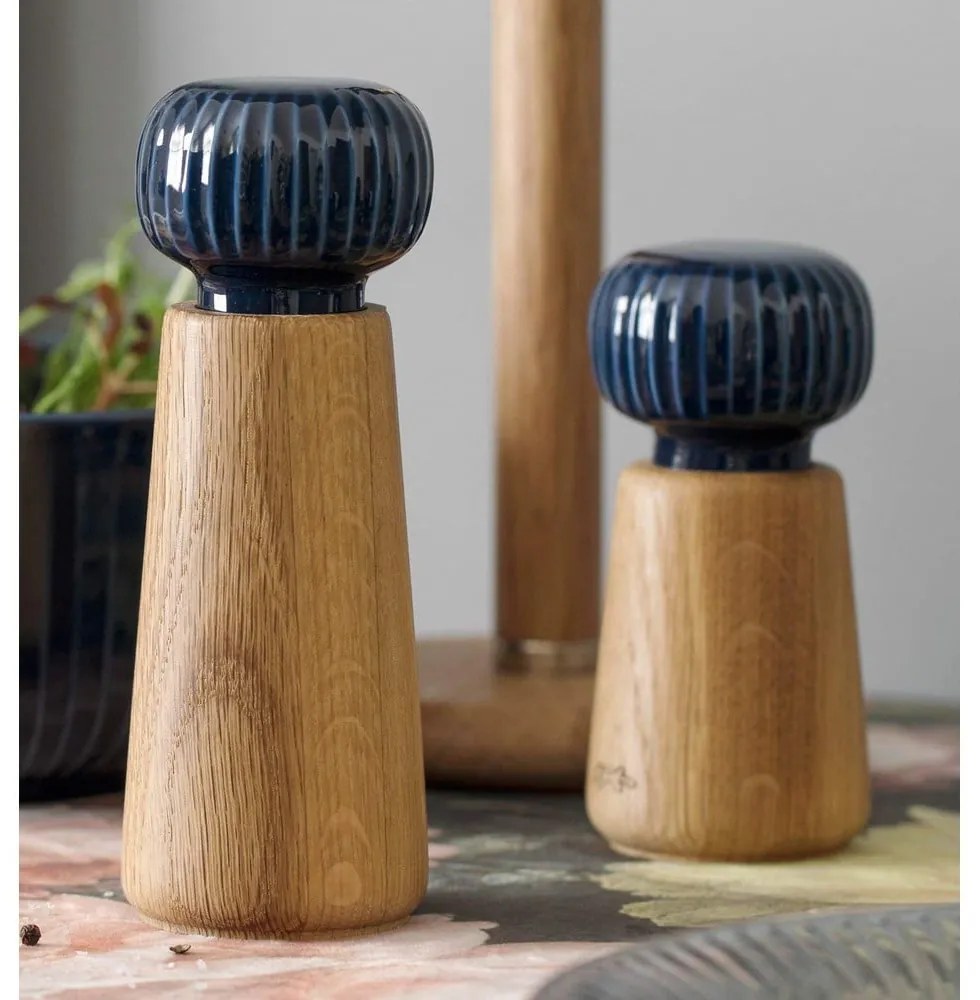 Hammershoi tölgyfa fűszerőrlő, sötétkék porcelán részletekkel, magasság 17,5 cm - Kähler Design