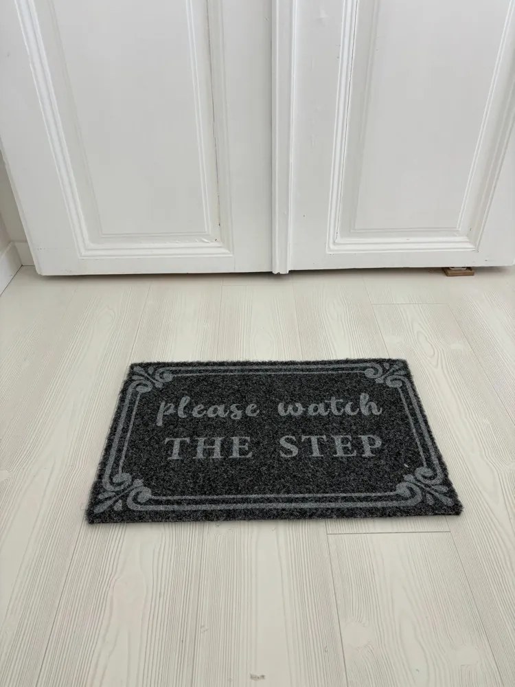 &#039;Please watch the step&#039; antracit szennyfogó szőnyeg 40x70 cm