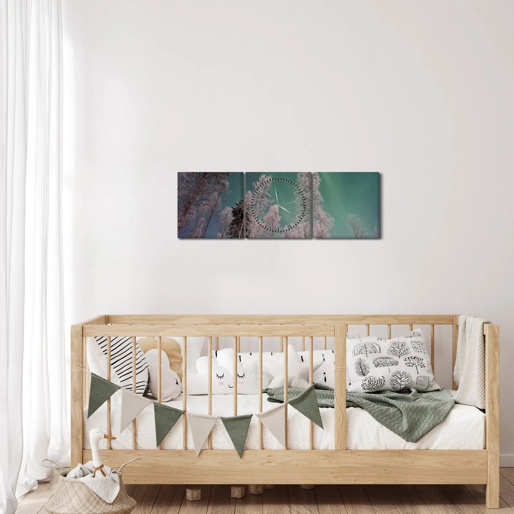 Az aurora borealis képe fagyos fák felett (órával) (90x30 cm)