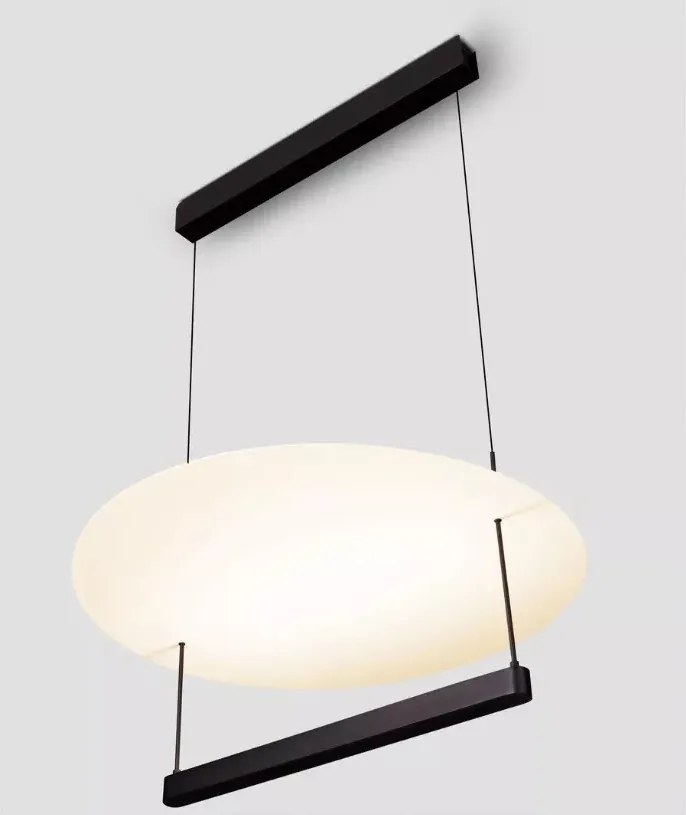 Függő lámpa fehér tányér kalap formájában szállodai lobby Portofino