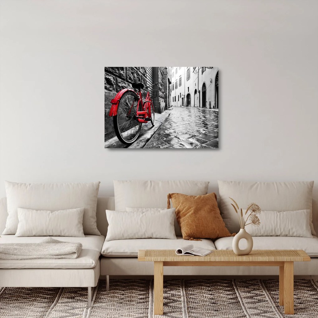 Egy vörös kerék képe egy macskaköves utcán (üvegen) (70x50 cm)