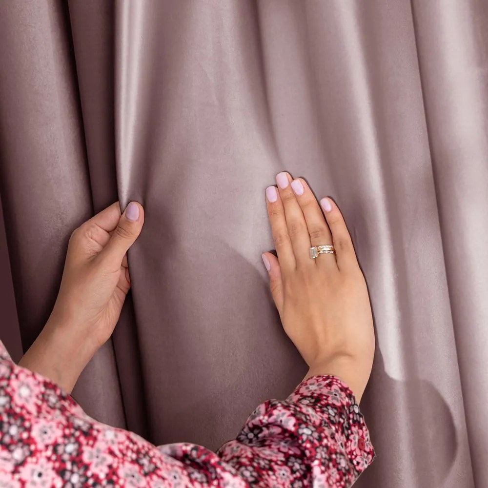 Világosbarna bársony dimout (részleges sötétítő) függöny 140x270 cm Pleat – Restilo